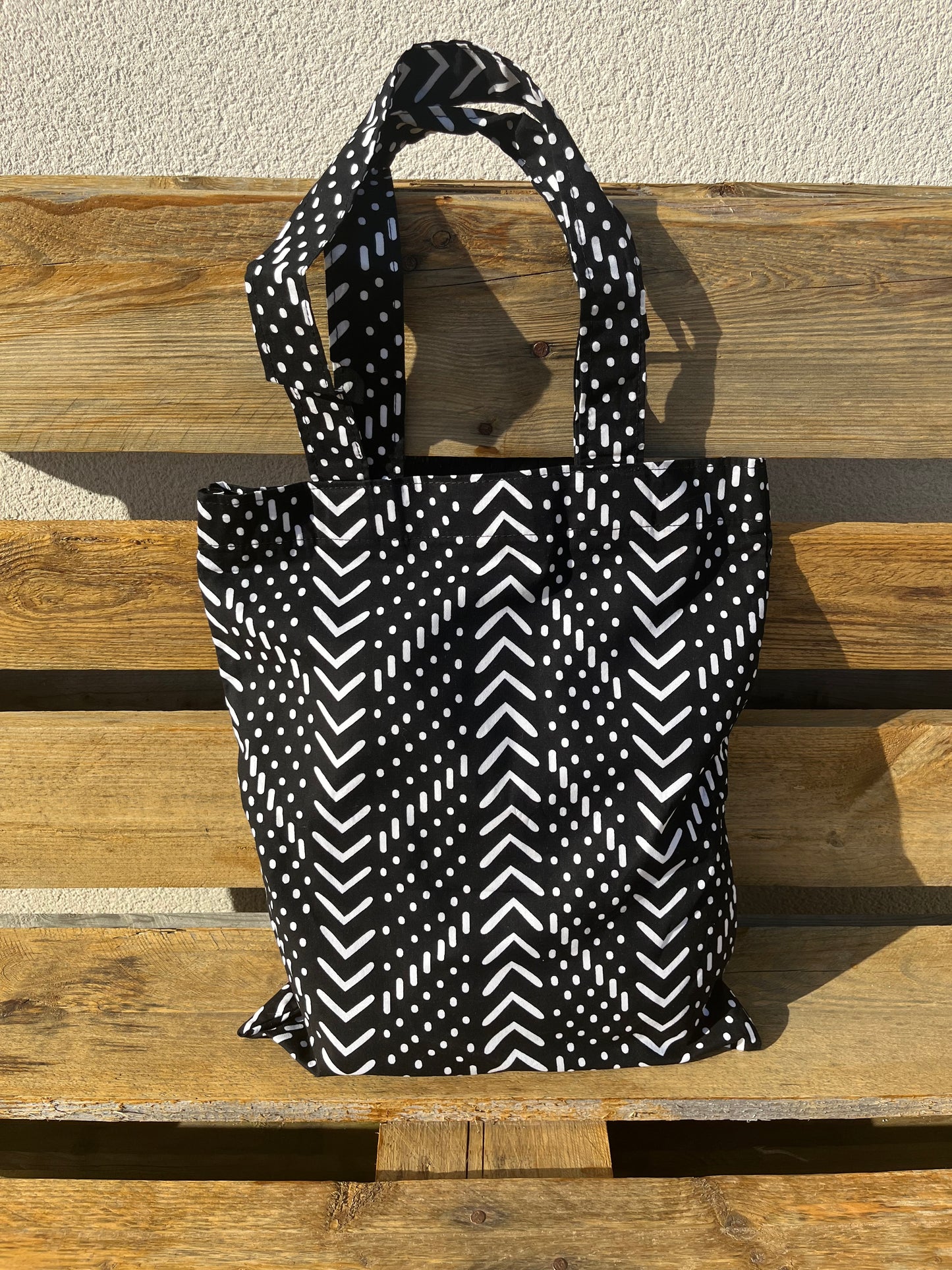 KPÊTÊ - Tote bag with black and white bogolan patterns.